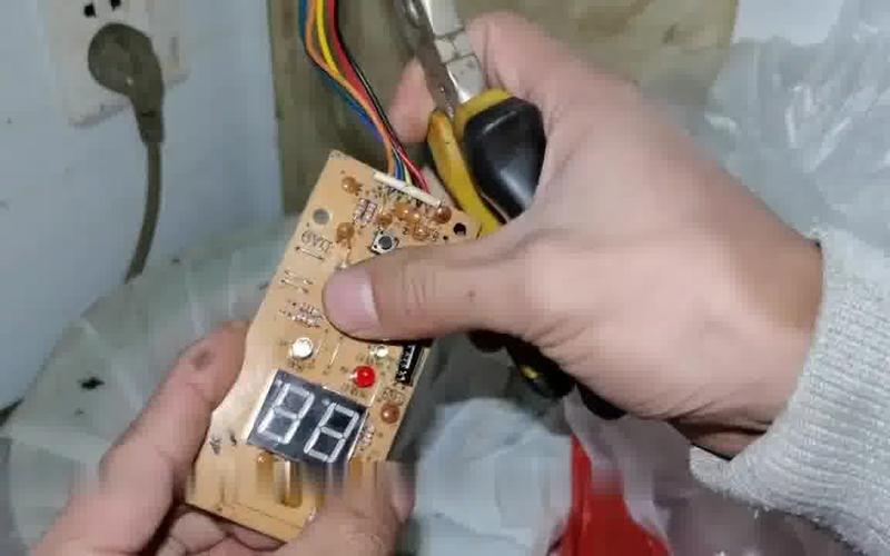 空气能屏幕出现E10是什么故障